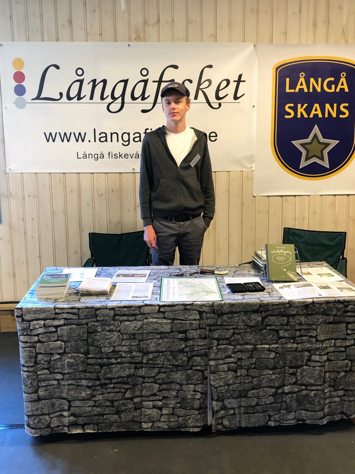 Viktor Settling i montern för Långå Skans och Långåfisket på Hedemässan.